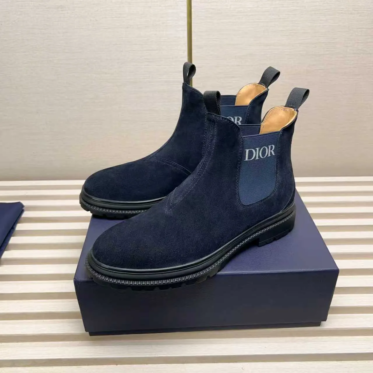 Men's Shoes 💰480 Dior A practical choice that combines protection with classic style. Made from durable Rugged Calf leather, it's tumbled and hand-finished to create a soft suede feel with a rich texture. Elastic side panels and subtle cutouts are inspired by the classic Chelsea boot. Leather upper and lining with Kummel tabs at front and rear, rubber outsole
